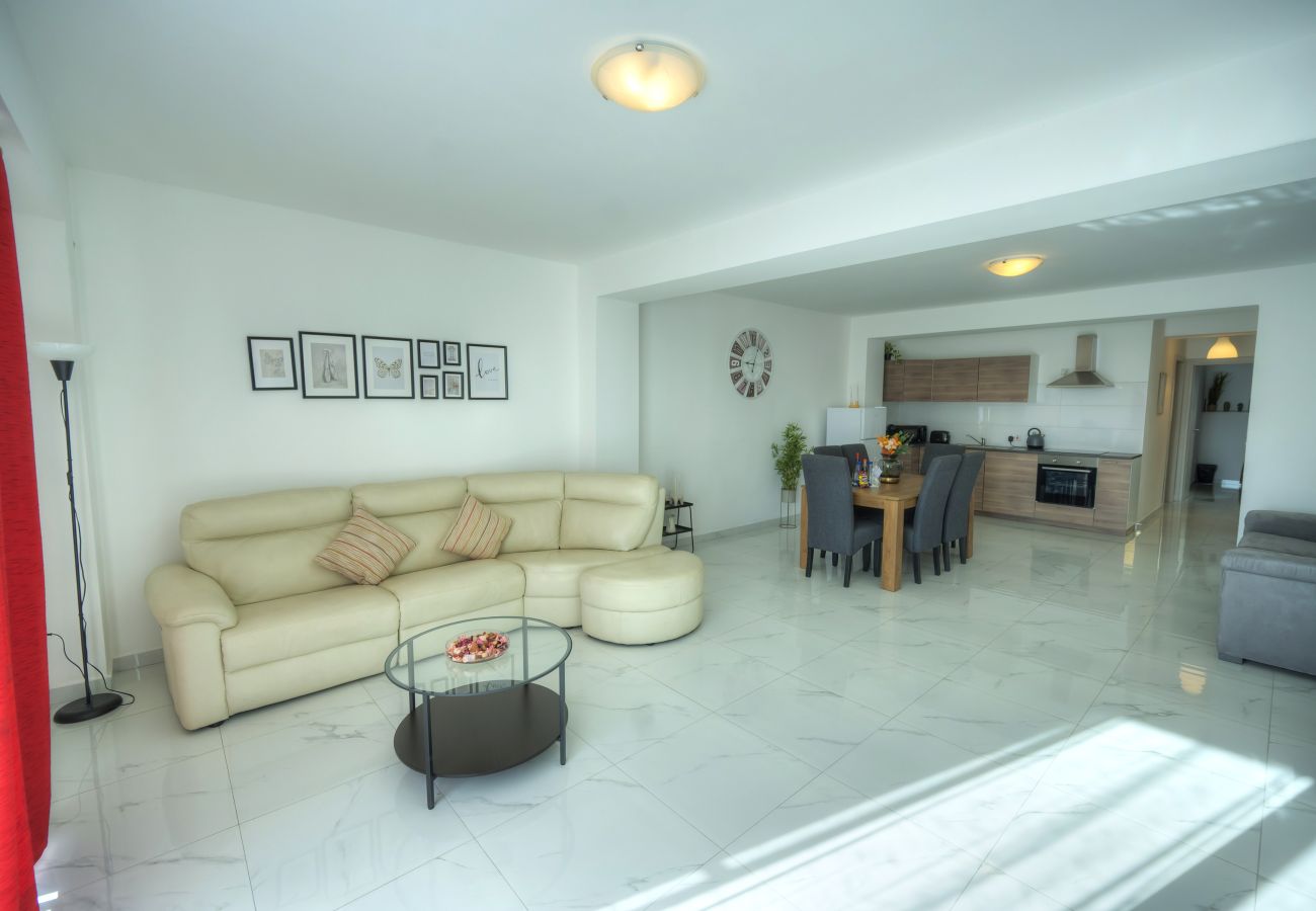 Apartment in Gzira - Spacious seafront 2 bedrooms with hot tub GOGZR-5