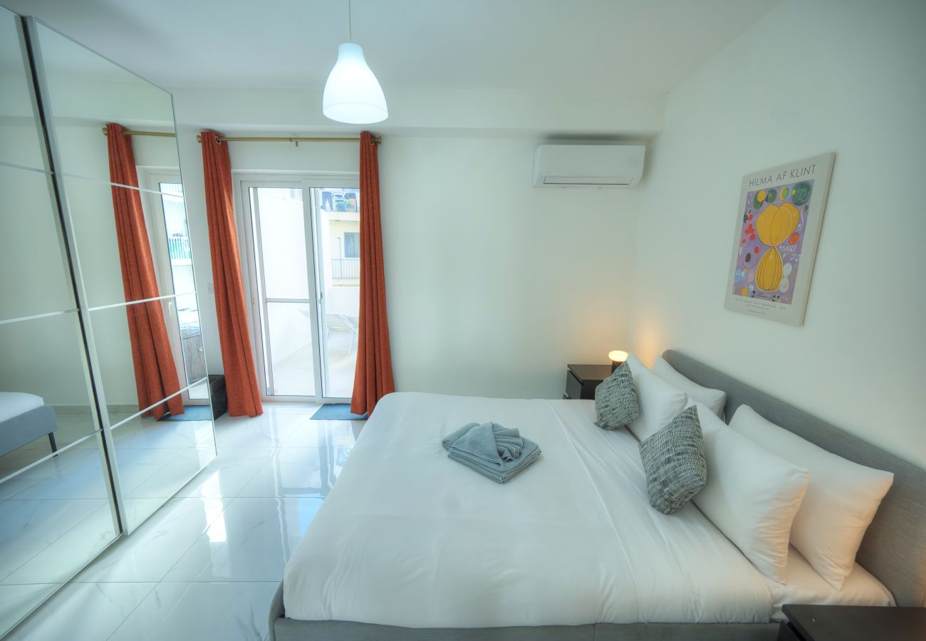 Apartment in Gzira - Seafront 2 bedroom with balcony & jacuzzi GOGZR-6