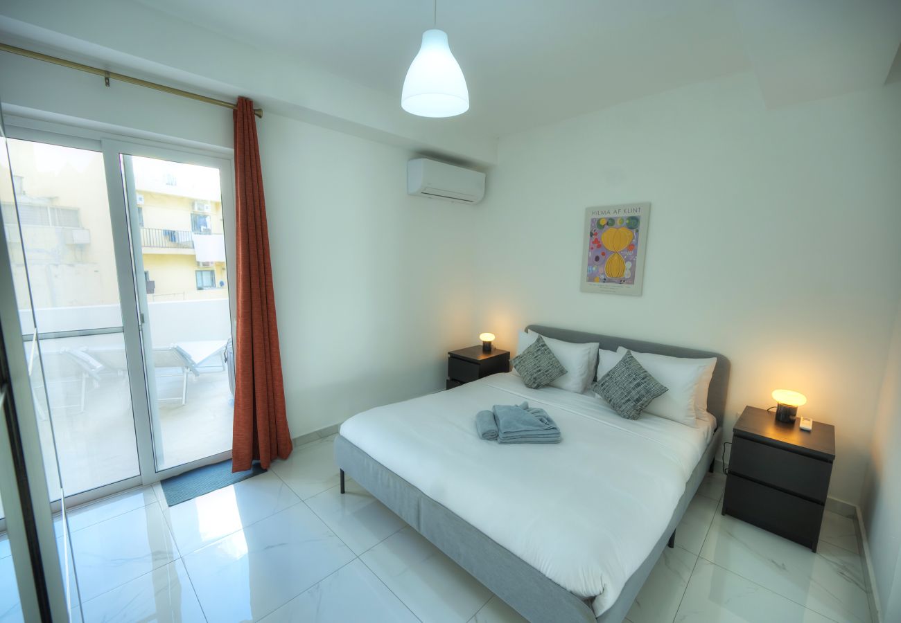 Apartment in Gzira - Seafront 2 bedroom with balcony & jacuzzi GOGZR-6