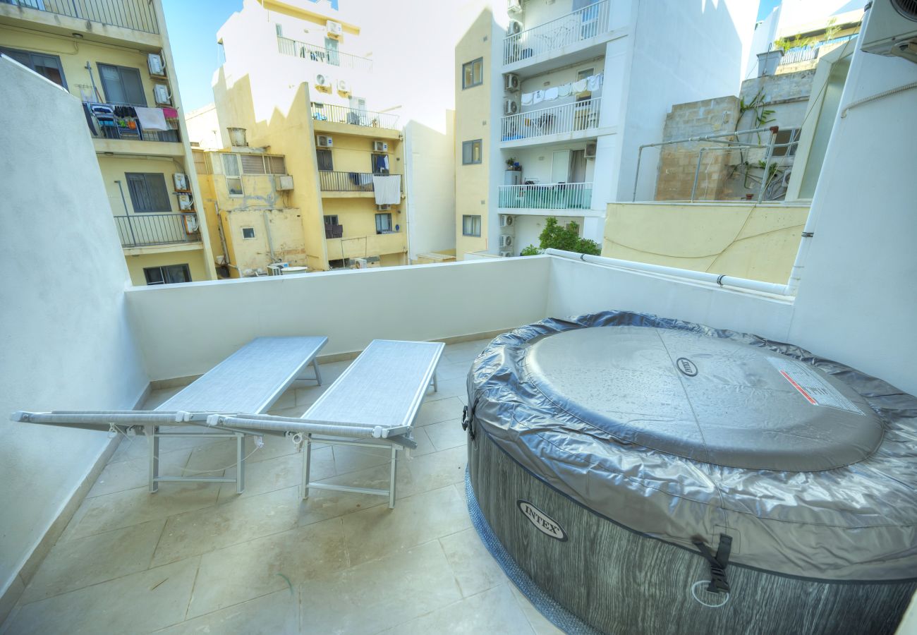 Apartment in Gzira - Seafront 2 bedroom with balcony & jacuzzi GOGZR-6