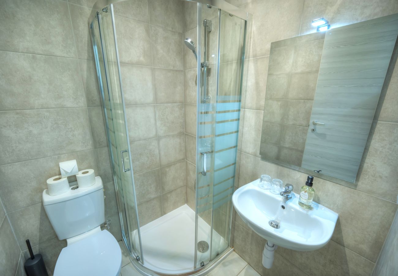 Apartment in Gzira - Seafront 2 bedroom with balcony & jacuzzi GOGZR-6