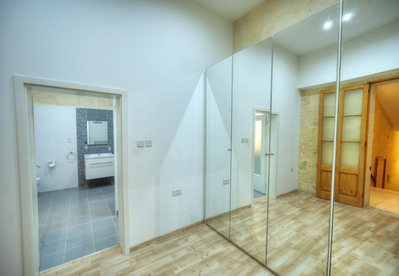 Terraced House in Valletta - Magestic palazzo, jacuzzi on roof terrace GOVAL-3