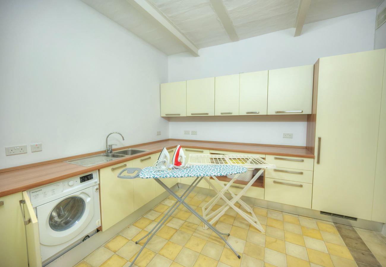 Terraced House in Valletta - Magestic palazzo, jacuzzi on roof terrace GOVAL-3