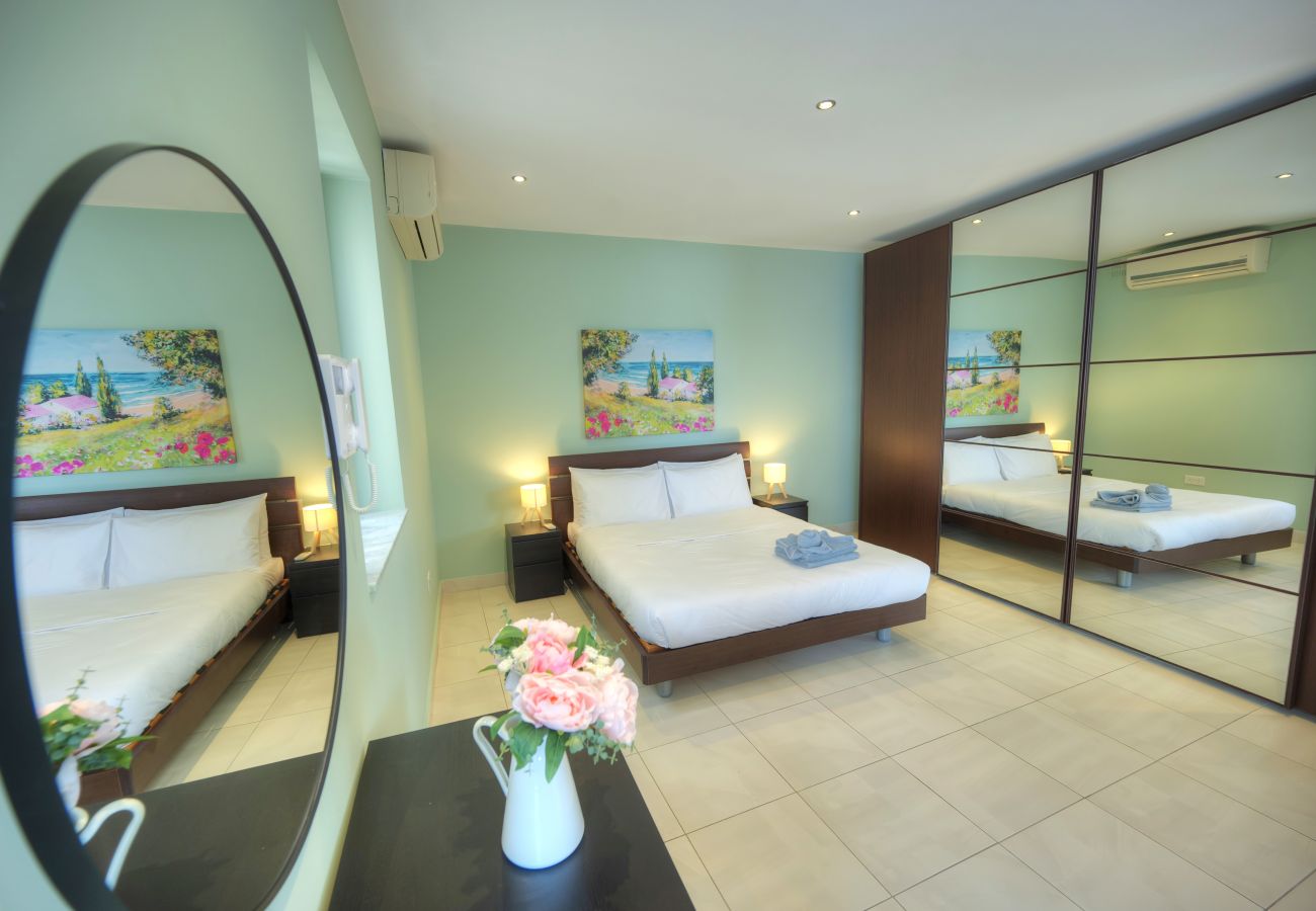 Terraced House in Valletta - Magestic palazzo, jacuzzi on roof terrace GOVAL-3