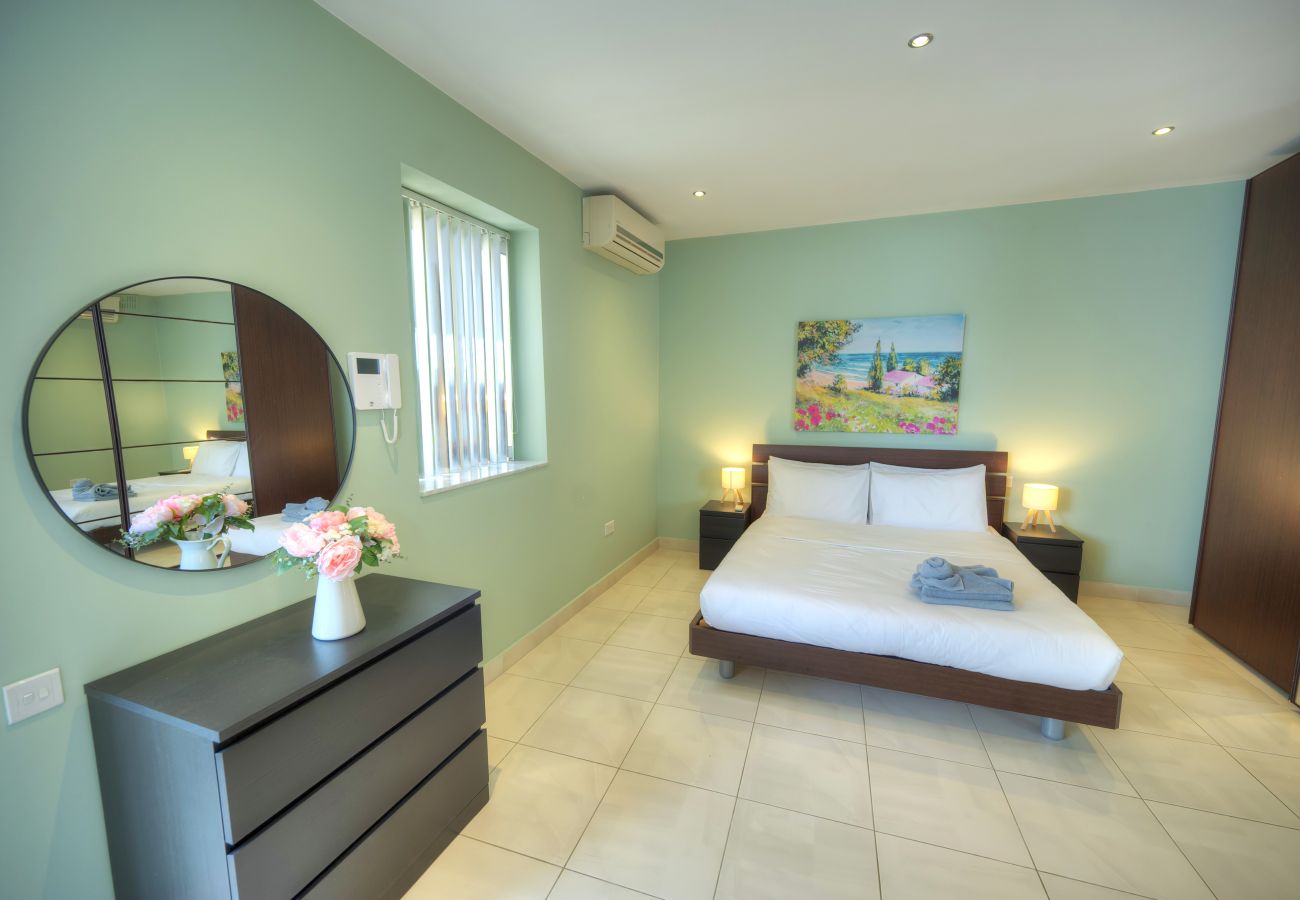 Terraced House in Valletta - Magestic palazzo, jacuzzi on roof terrace GOVAL-3