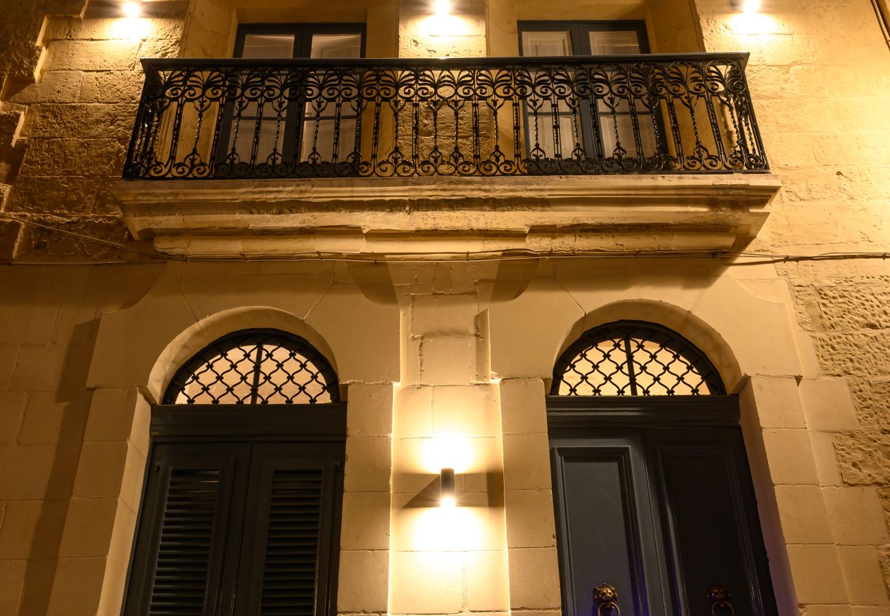 House in Birgu - Sumptuous townhouse with roof terrace AGAL1-1