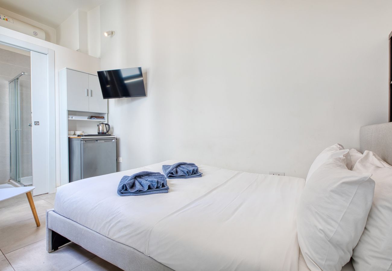 Studio in Cospicua - Charming double studio, shared sun terrace GOBLU-1 