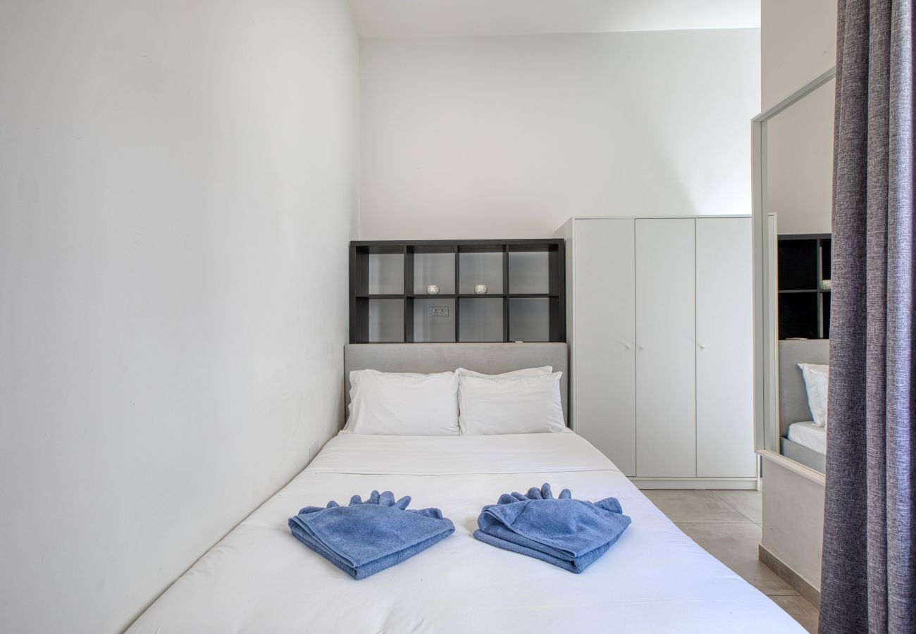 Studio in Cospicua - Charming double studio, shared sun terrace GOBLU-1 