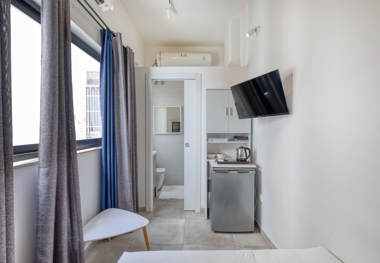 Studio in Cospicua - Charming double studio, shared sun terrace GOBLU-1 
