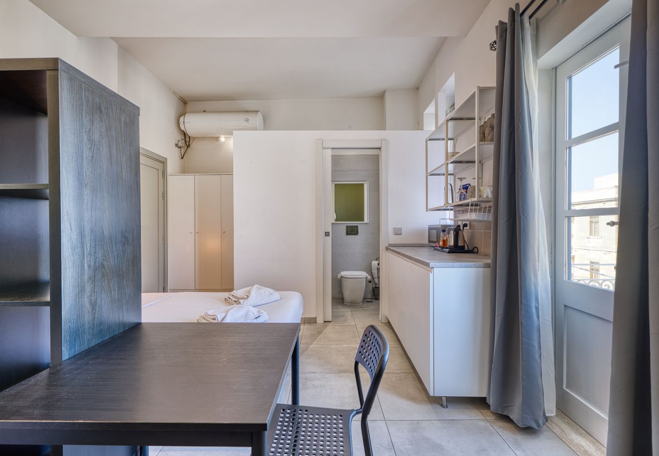 Studio in Cospicua - Charming studio with kitchenette & balcony GOBLU-6