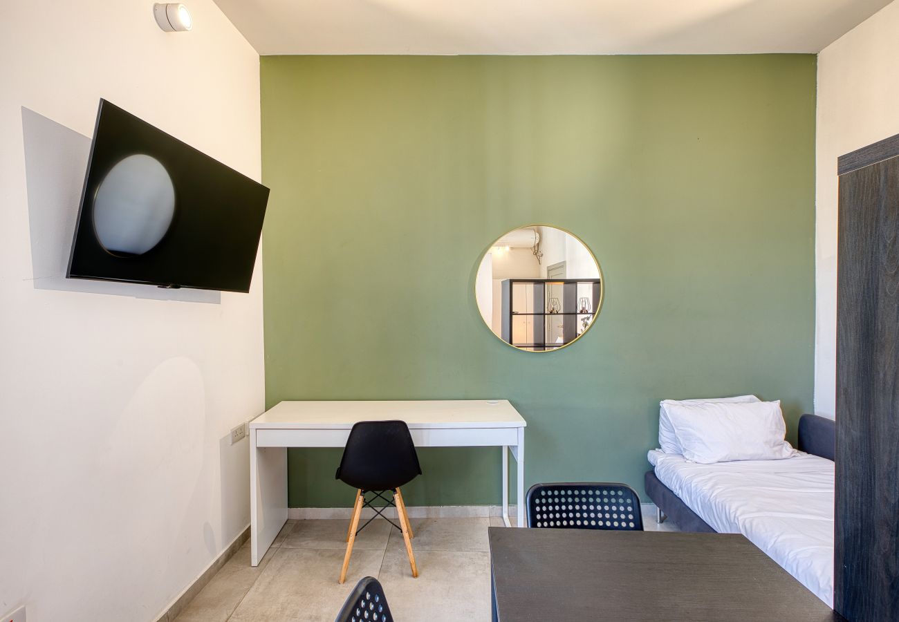 Studio in Cospicua - Charming studio with kitchenette & balcony GOBLU-6