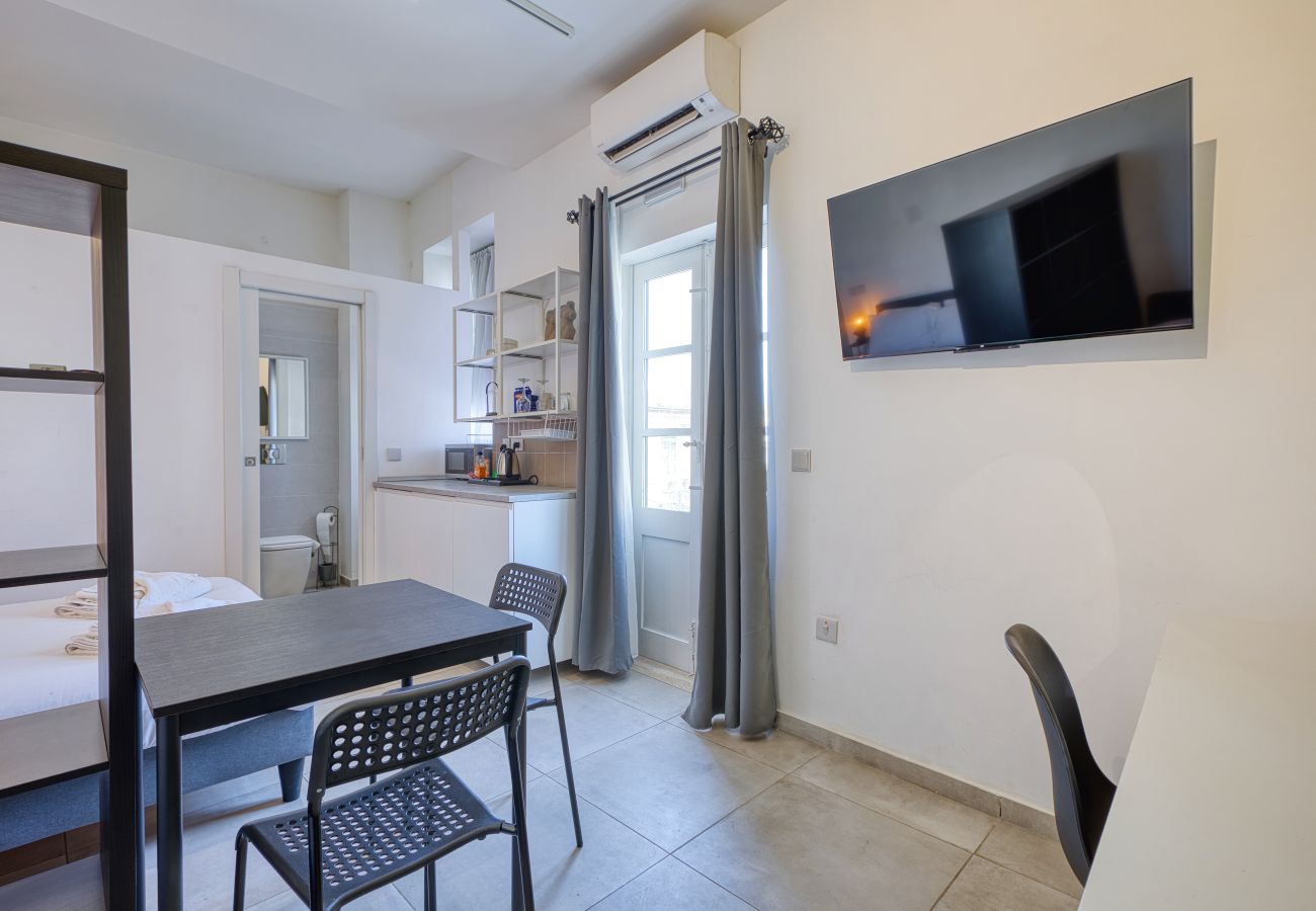 Studio in Cospicua - Charming studio with kitchenette & balcony GOBLU-6