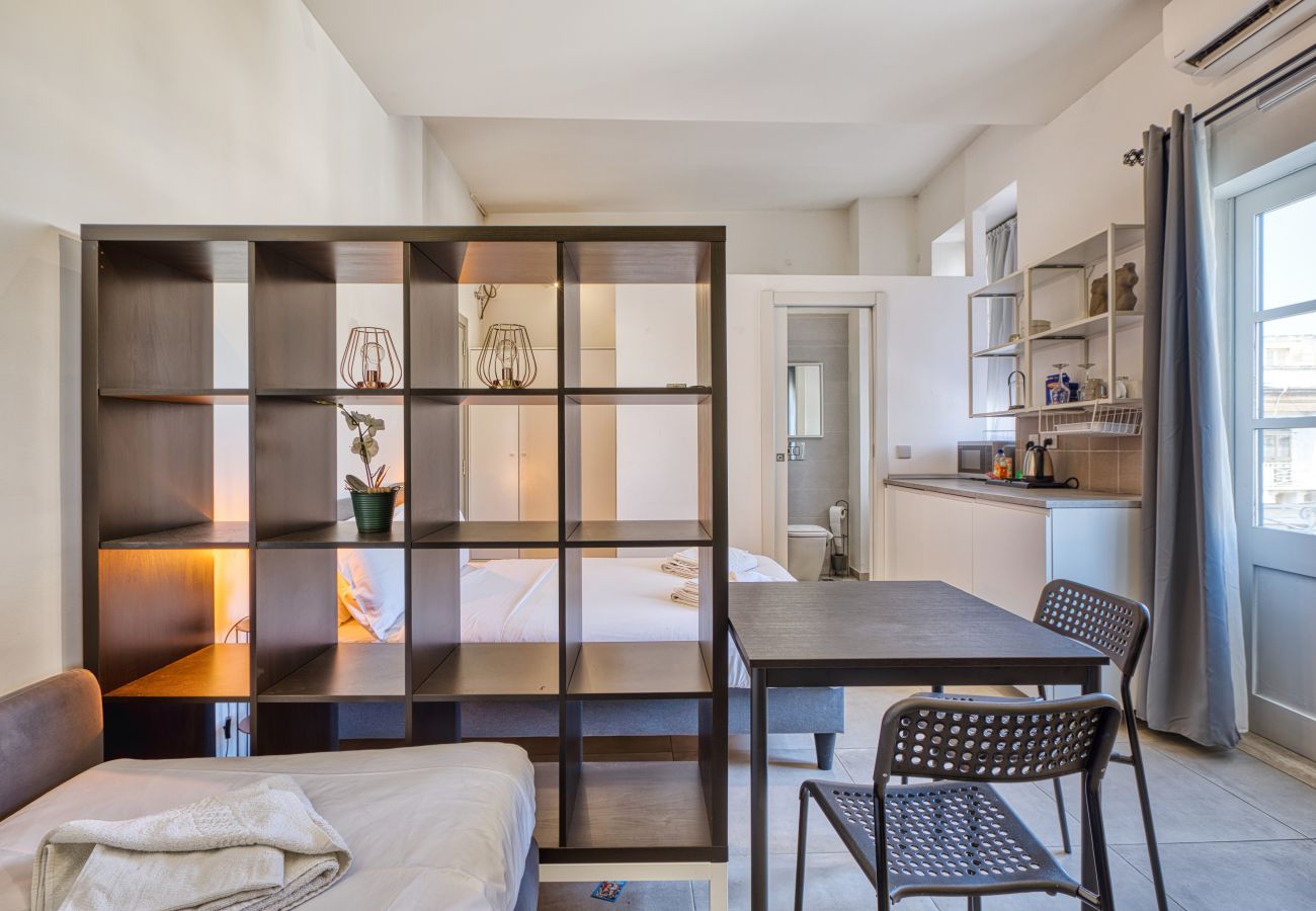 Studio in Cospicua - Charming studio with kitchenette & balcony GOBLU-6