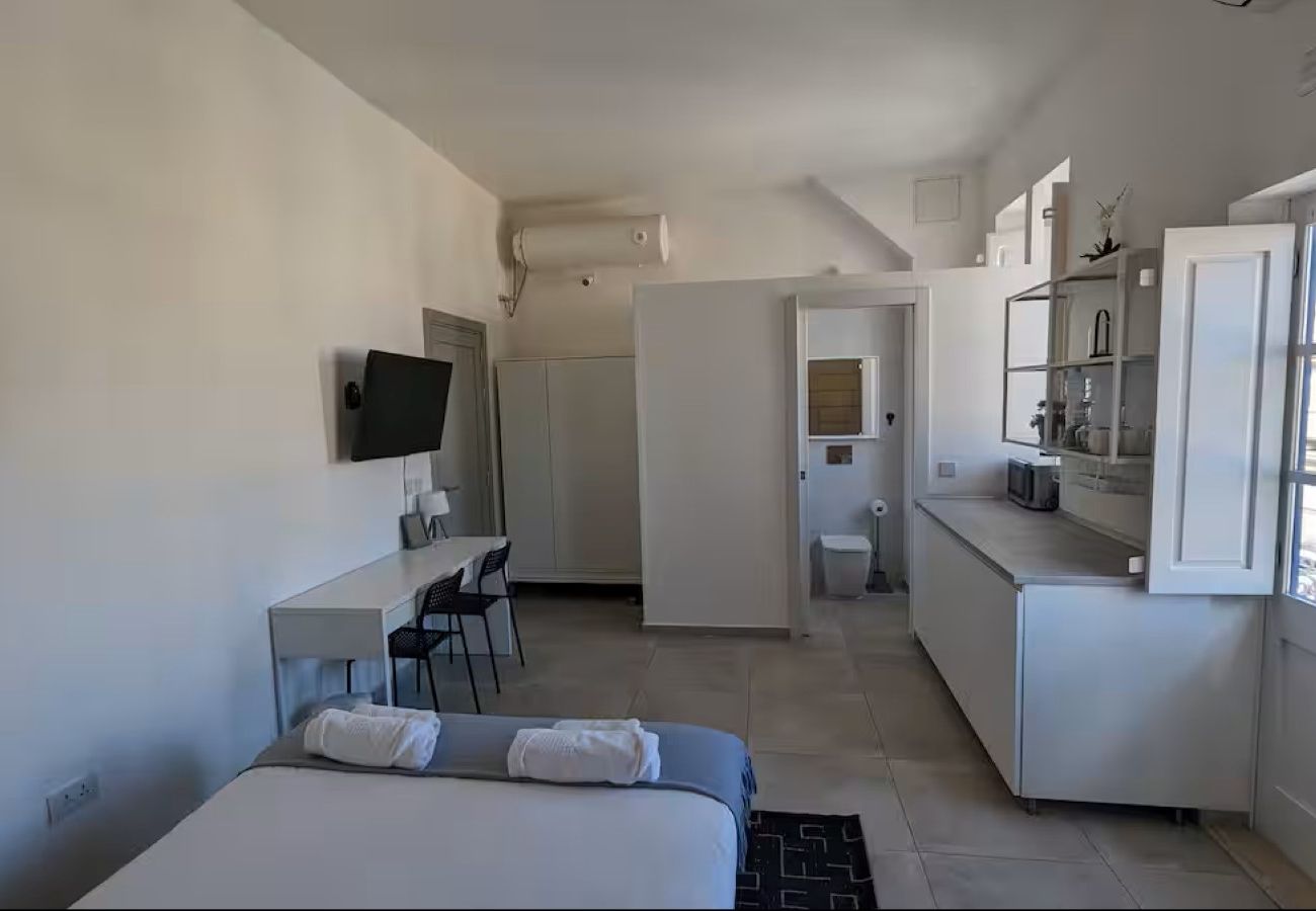 Studio in Cospicua - Stylish studio, balcony, roof terrace GOBLU-5