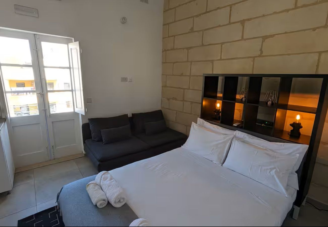 Studio in Cospicua - Stylish studio, balcony, roof terrace GOBLU-5