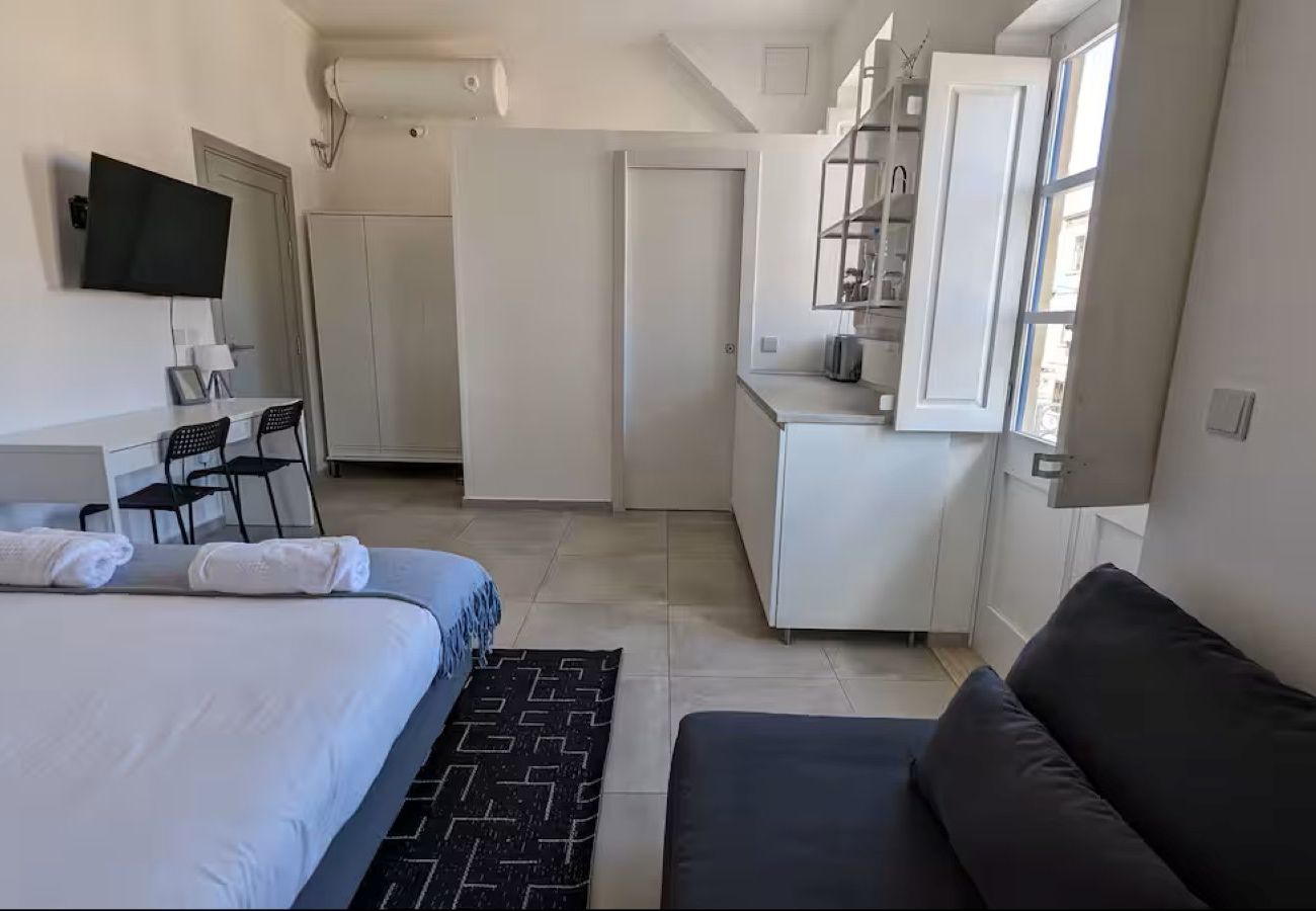 Studio in Cospicua - Stylish studio, balcony, roof terrace GOBLU-5