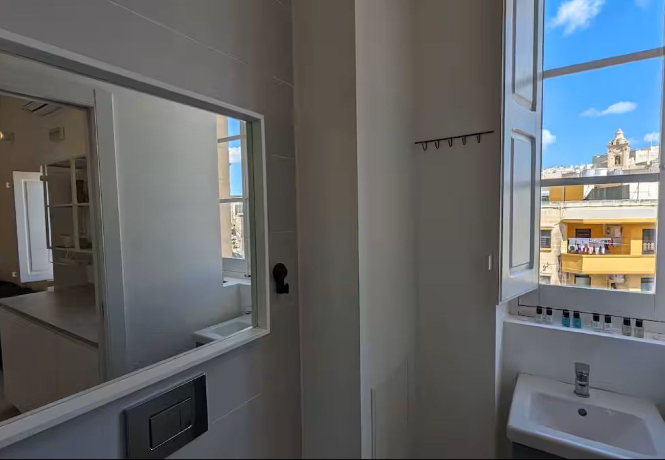 Studio in Cospicua - Stylish studio, balcony, roof terrace GOBLU-5