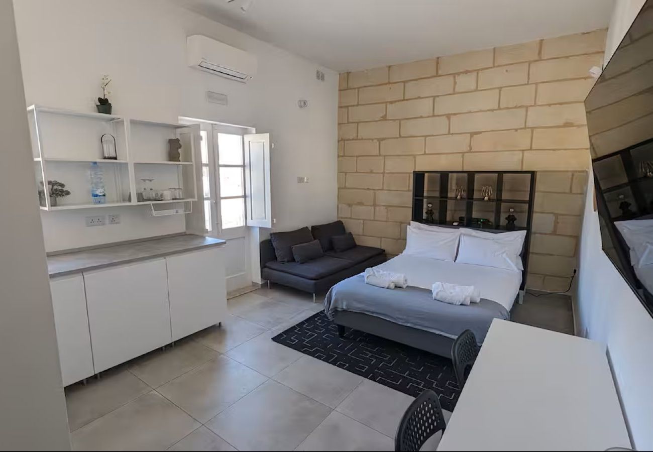 Studio in Cospicua - Stylish studio, balcony, roof terrace GOBLU-5
