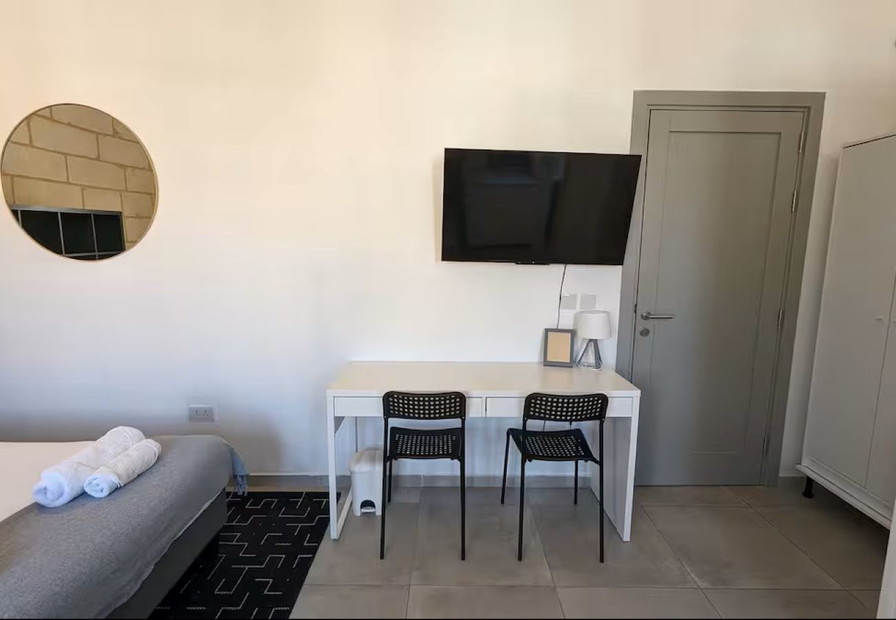 Studio in Cospicua - Stylish studio, balcony, roof terrace GOBLU-5