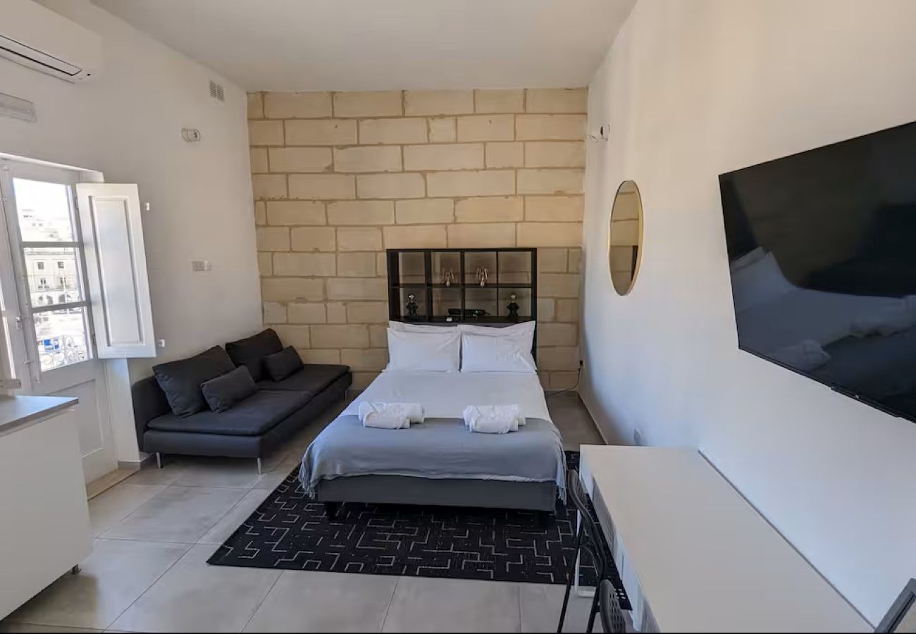 Studio in Cospicua - Stylish studio, balcony, roof terrace GOBLU-5