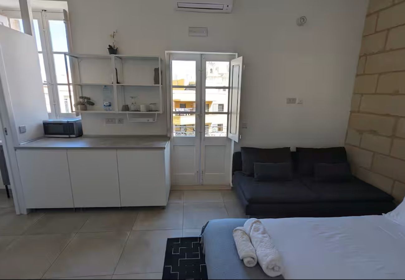 Studio in Cospicua - Stylish studio, balcony, roof terrace GOBLU-5