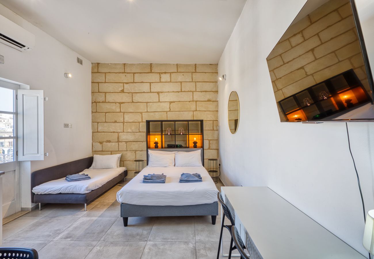 Studio in Cospicua - Stylish studio, balcony, roof terrace GOBLU-5