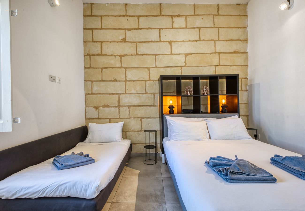 Studio in Cospicua - Stylish studio, balcony, roof terrace GOBLU-5