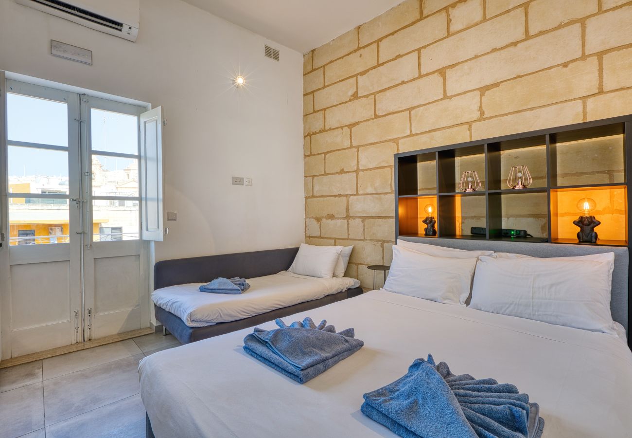 Studio in Cospicua - Stylish studio, balcony, roof terrace GOBLU-5