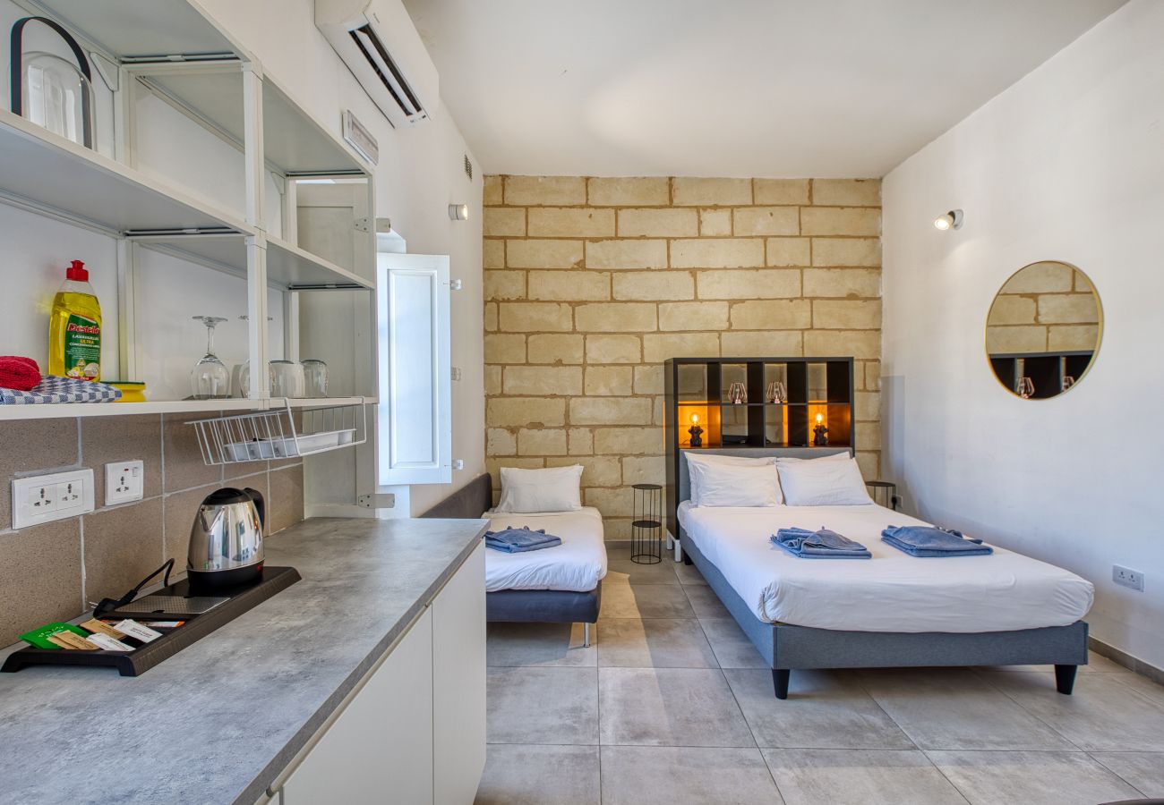 Studio in Cospicua - Stylish studio, balcony, roof terrace GOBLU-5