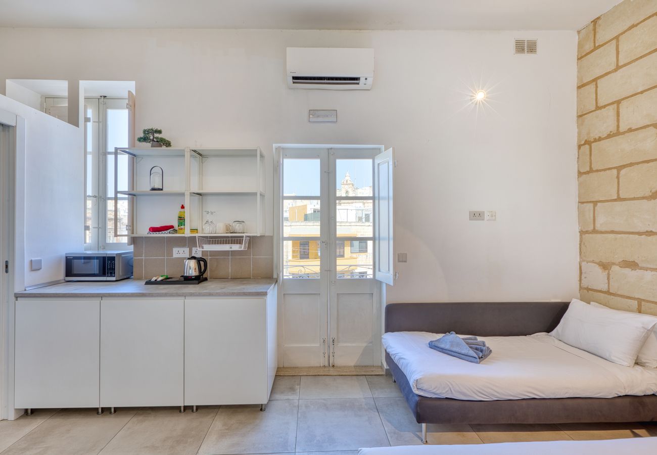 Studio in Cospicua - Stylish studio, balcony, roof terrace GOBLU-5