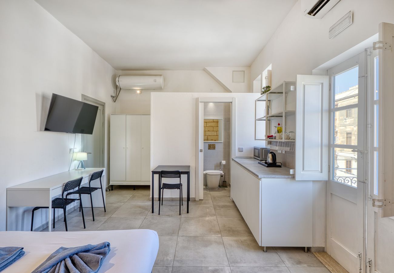 Studio in Cospicua - Stylish studio, balcony, roof terrace GOBLU-5