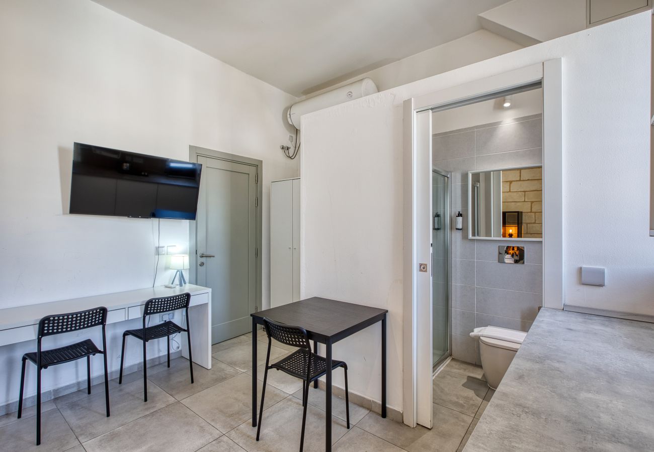 Studio in Cospicua - Stylish studio, balcony, roof terrace GOBLU-5