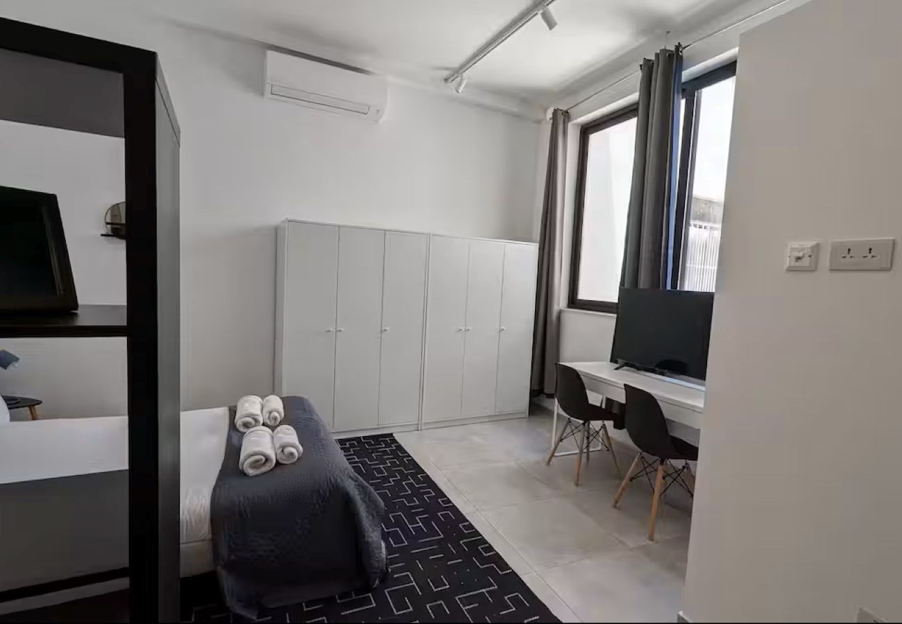 Studio in Cospicua - Spacious, modern studio with kitchenette GOBLU-2