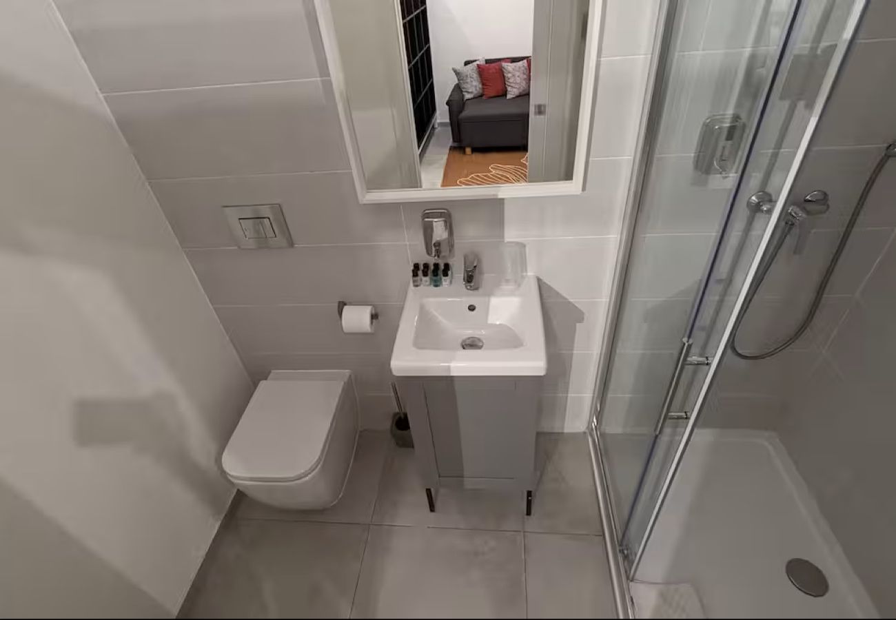 Studio in Cospicua - Spacious, modern studio with kitchenette GOBLU-2