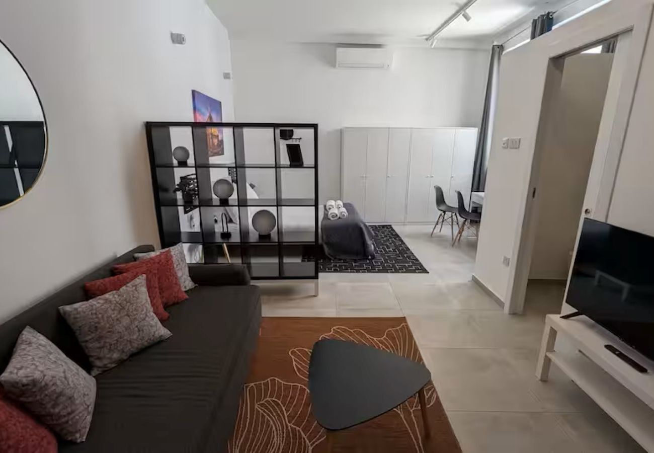 Studio in Cospicua - Spacious, modern studio with kitchenette GOBLU-2