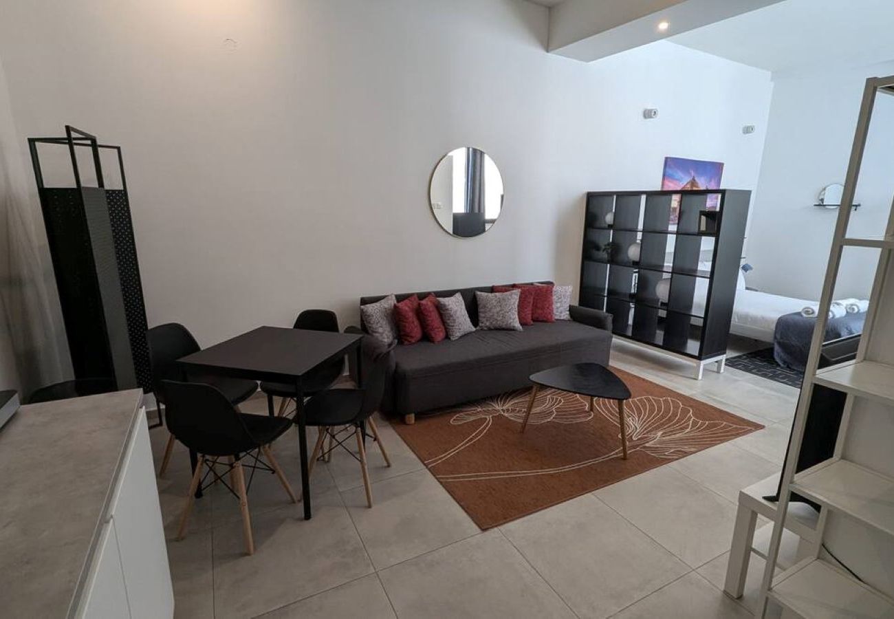 Studio in Cospicua - Spacious, modern studio with kitchenette GOBLU-2