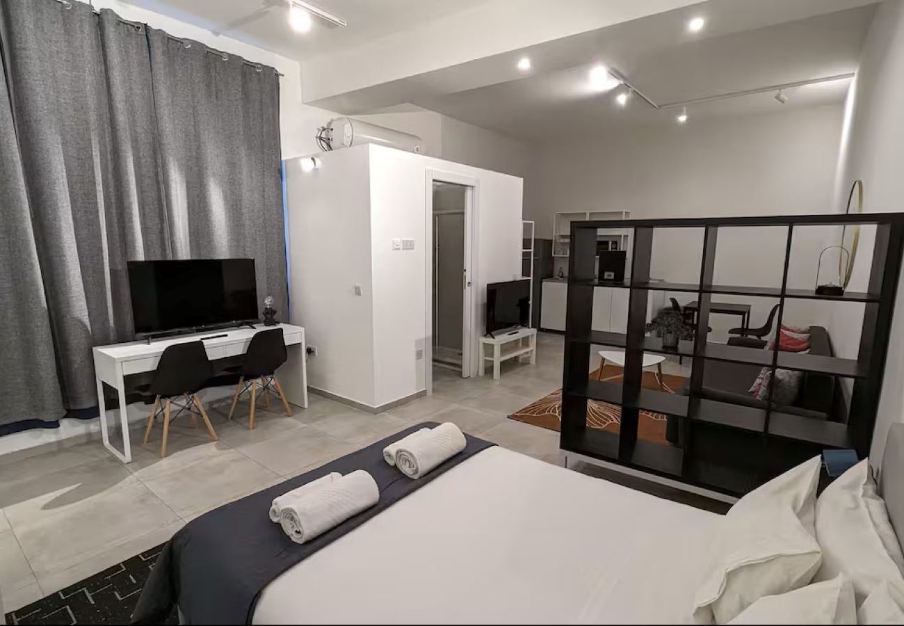 Studio in Cospicua - Spacious, modern studio with kitchenette GOBLU-2