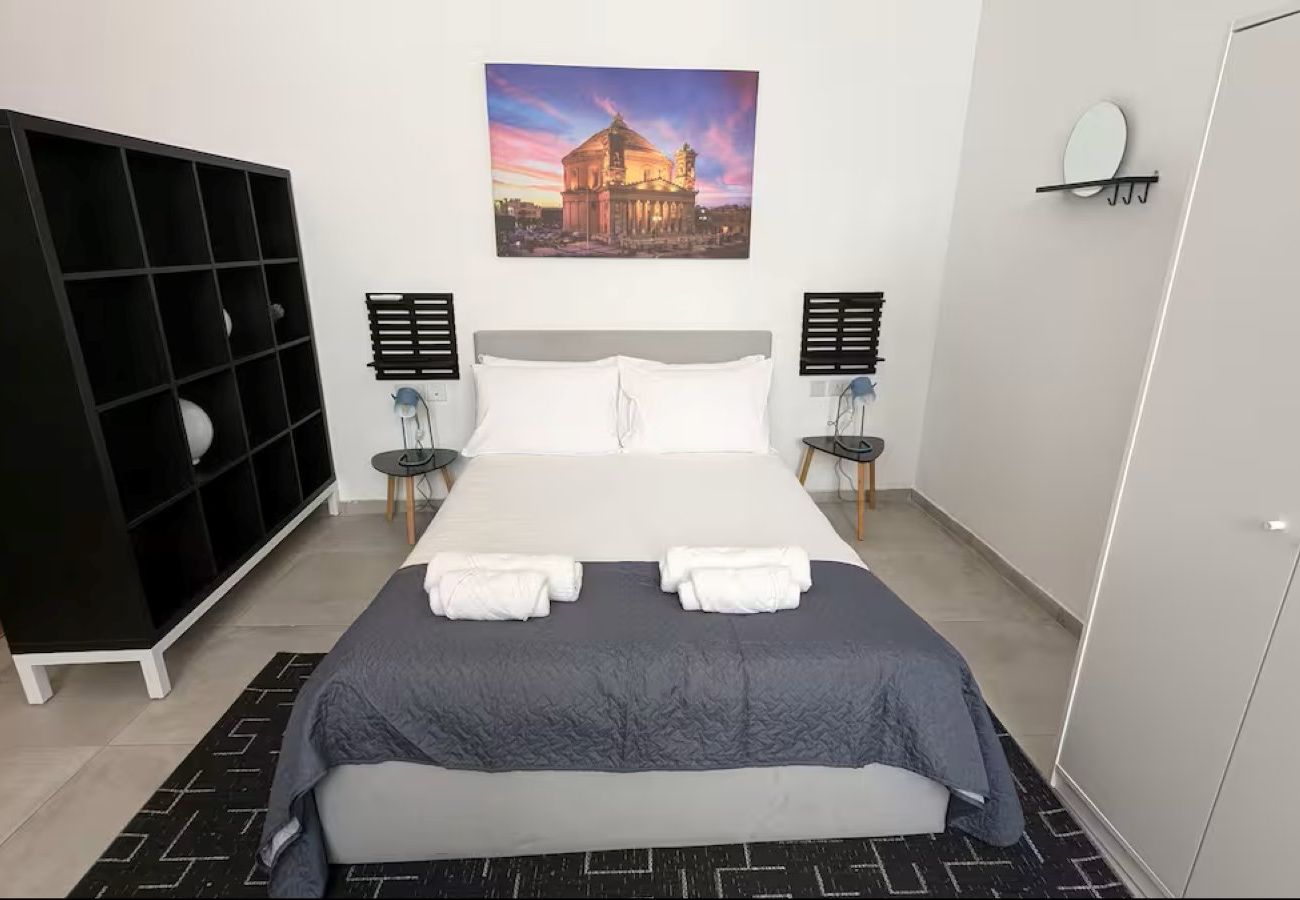 Studio in Cospicua - Spacious, modern studio with kitchenette GOBLU-2