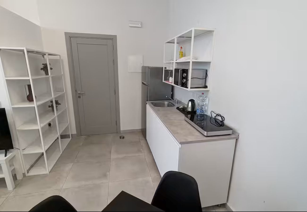 Studio in Cospicua - Spacious, modern studio with kitchenette GOBLU-2