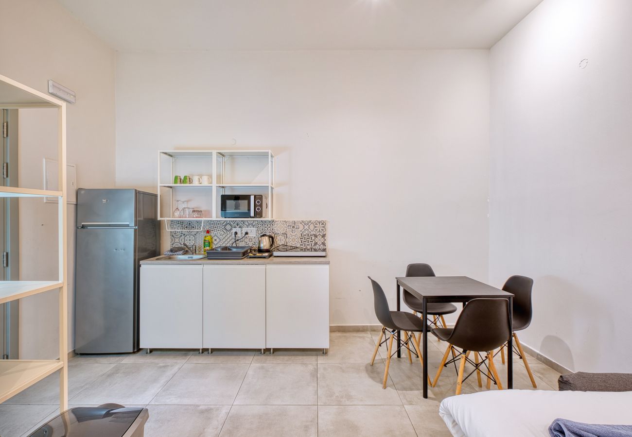 Studio in Cospicua - Spacious, modern studio with kitchenette GOBLU-2