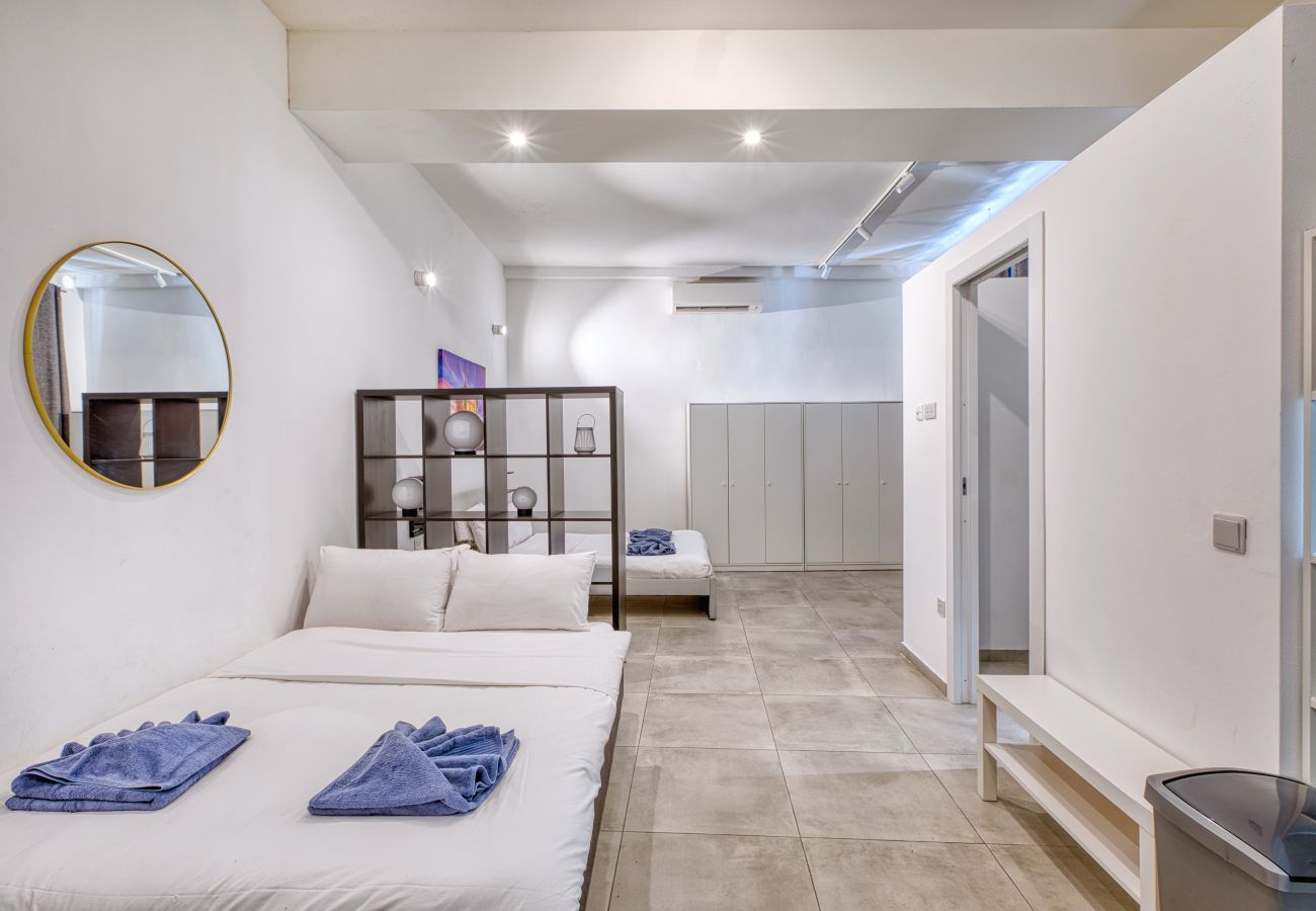 Studio in Cospicua - Spacious, modern studio with kitchenette GOBLU-2