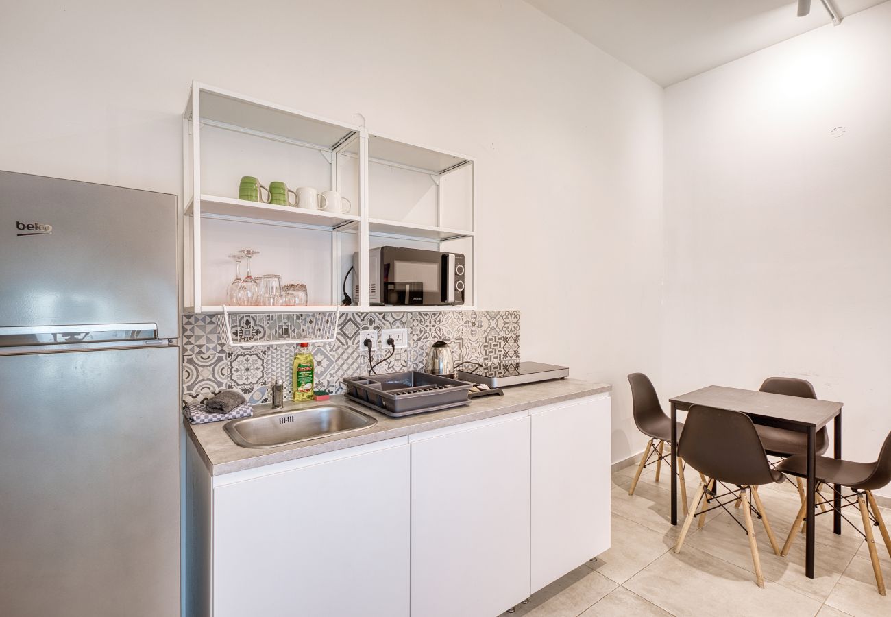 Studio in Cospicua - Spacious, modern studio with kitchenette GOBLU-2