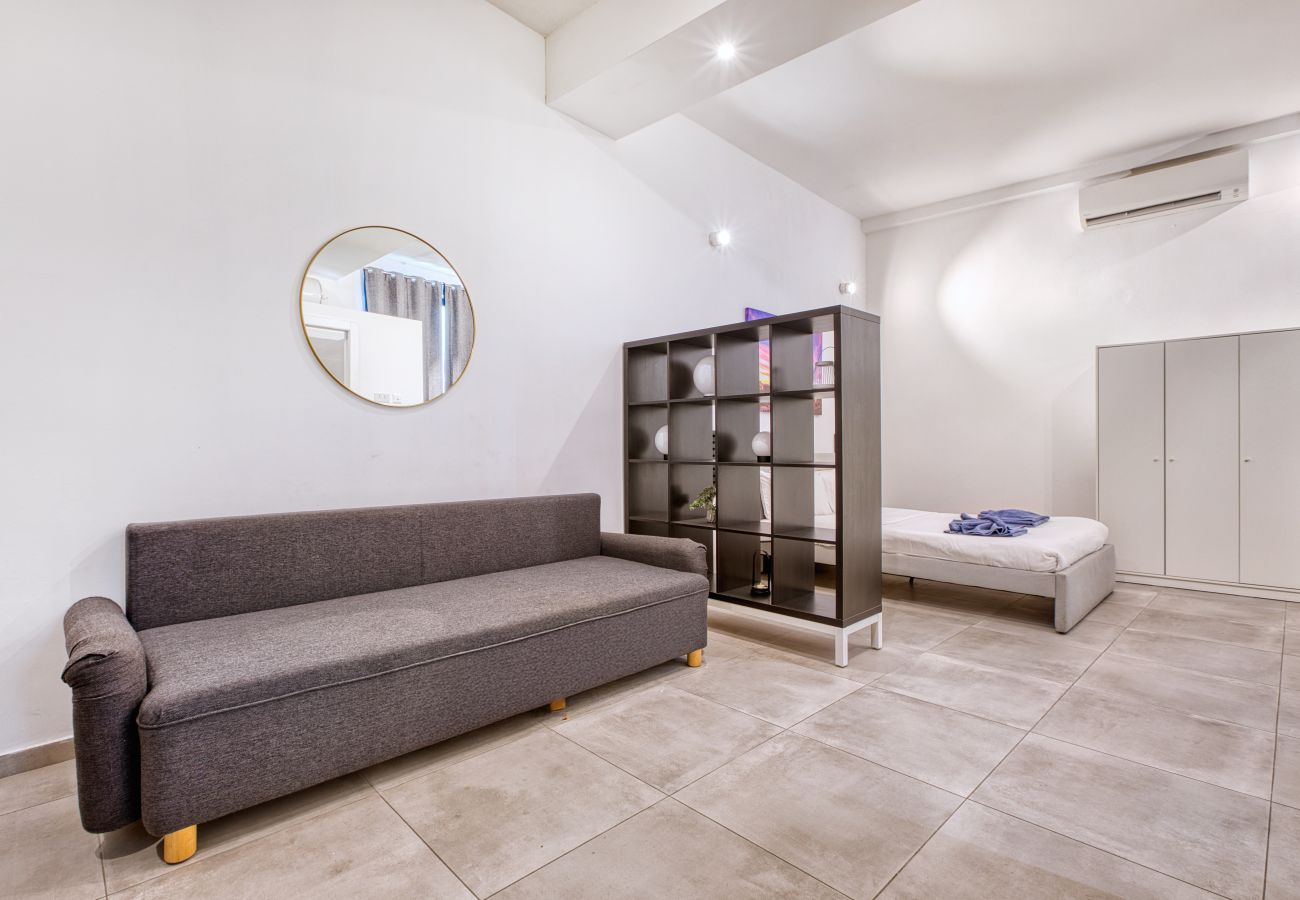 Studio in Cospicua - Spacious, modern studio with kitchenette GOBLU-2
