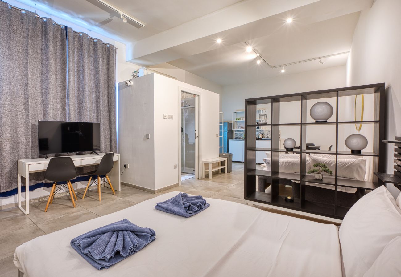 Studio in Cospicua - Spacious, modern studio with kitchenette GOBLU-2