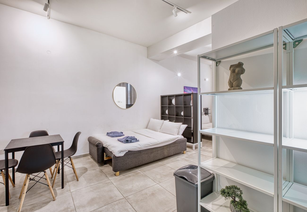 Studio in Cospicua - Spacious, modern studio with kitchenette GOBLU-2