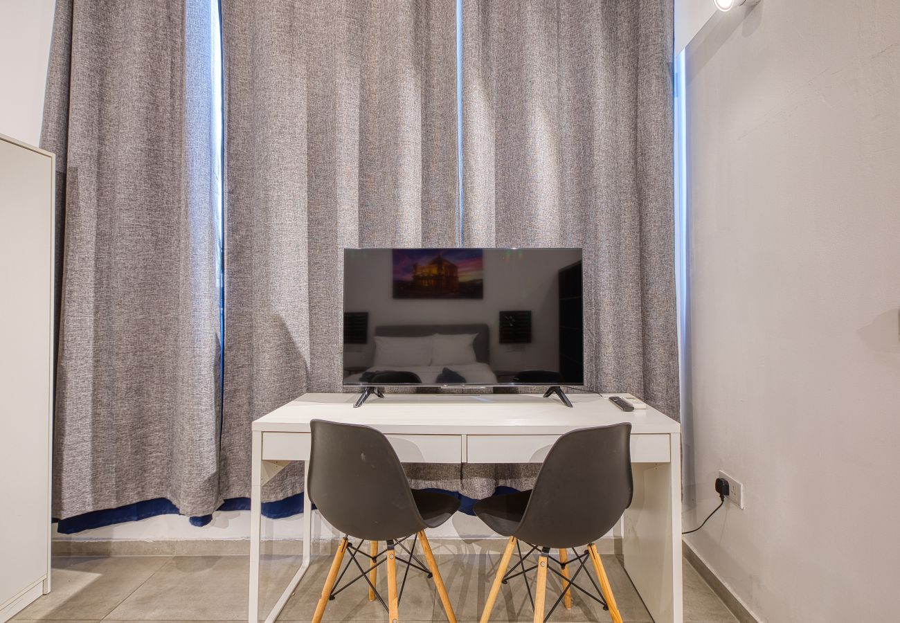 Studio in Cospicua - Spacious, modern studio with kitchenette GOBLU-2