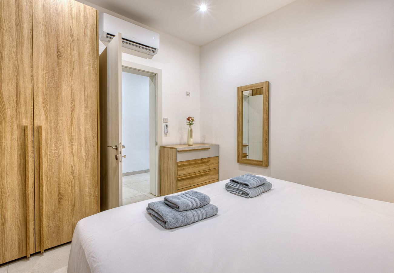 Apartment in Sliema - Spacious & Cozy 4-Bedroom in Sliema JELL1-2