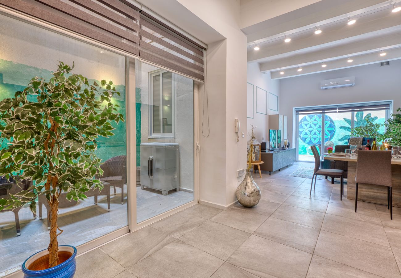 House in Valletta - Luxury 2bedroom house with large back yard RABE1-2