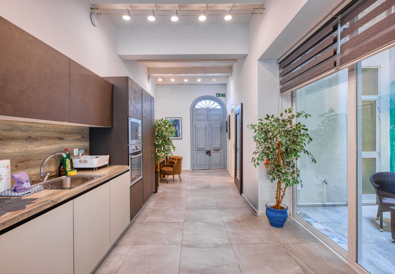 House in Valletta - Luxury 2bedroom house with large back yard RABE1-2
