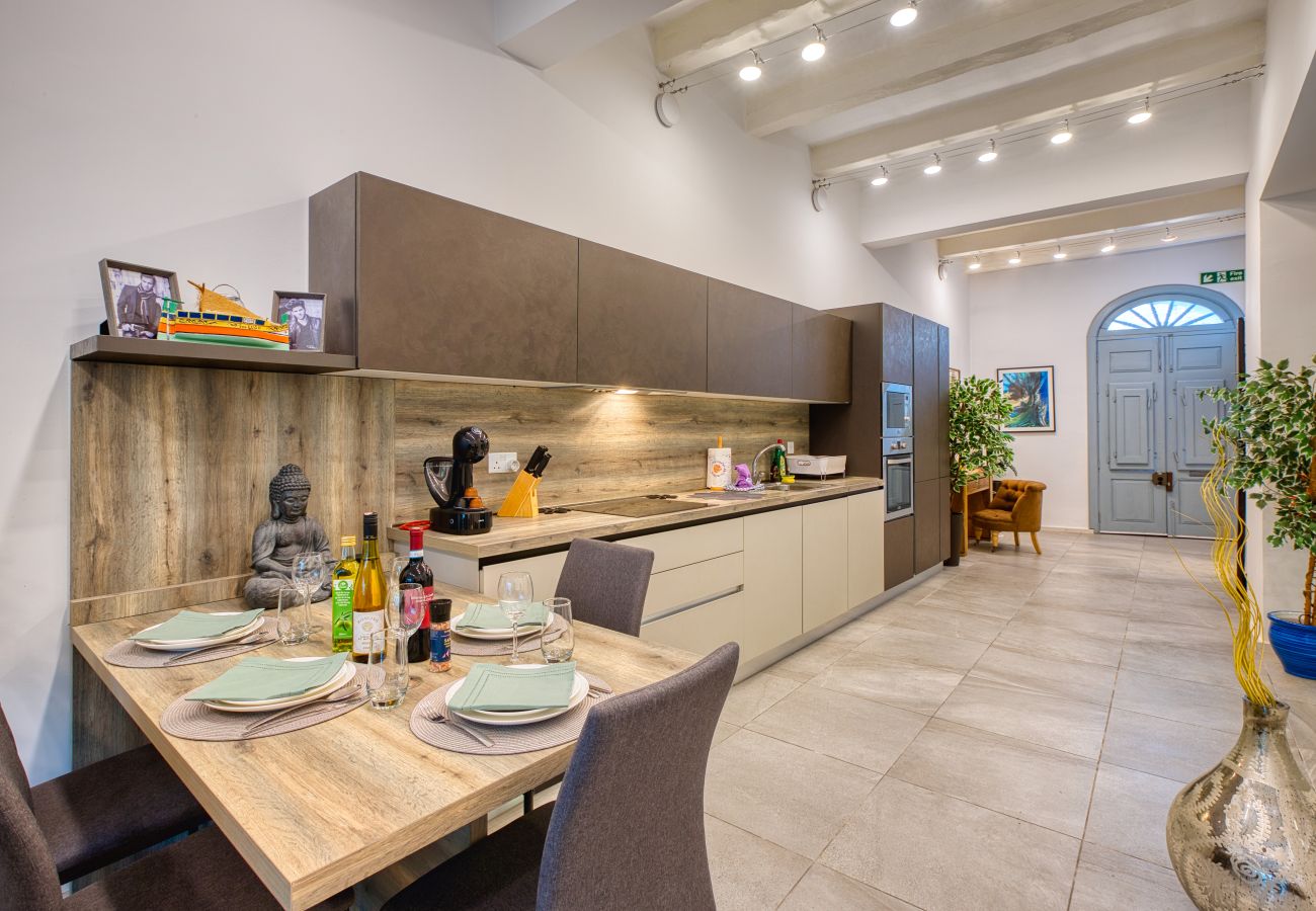House in Valletta - Luxury 2bedroom house with large back yard RABE1-2